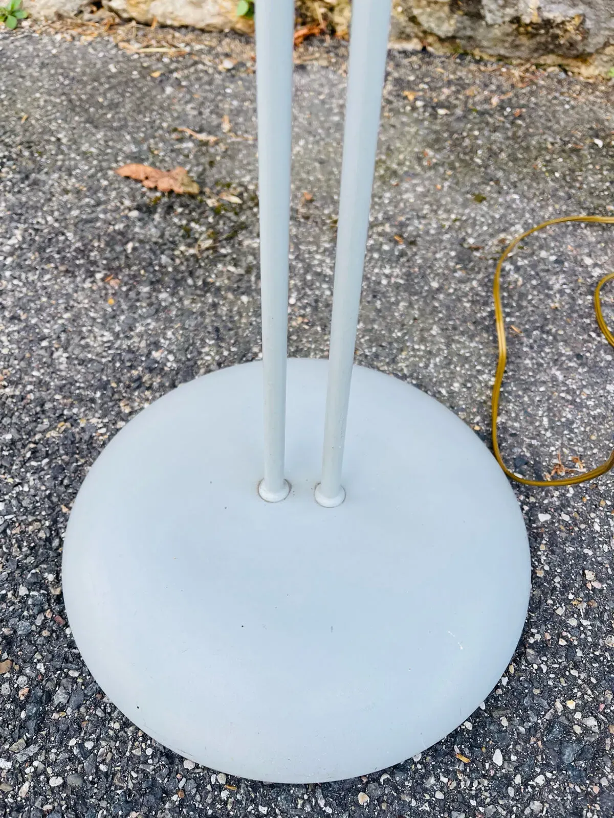 Illustration numéro 5 du produit Lampadaire tubulaire en métal bleu-gris et laiton, 1930