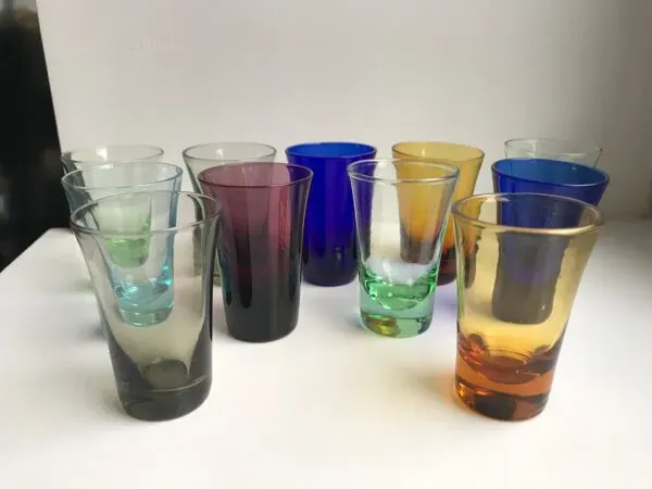 Illustration numéro 5 du produit Ensemble de 11 verres à liqueur en verre coloré années 70