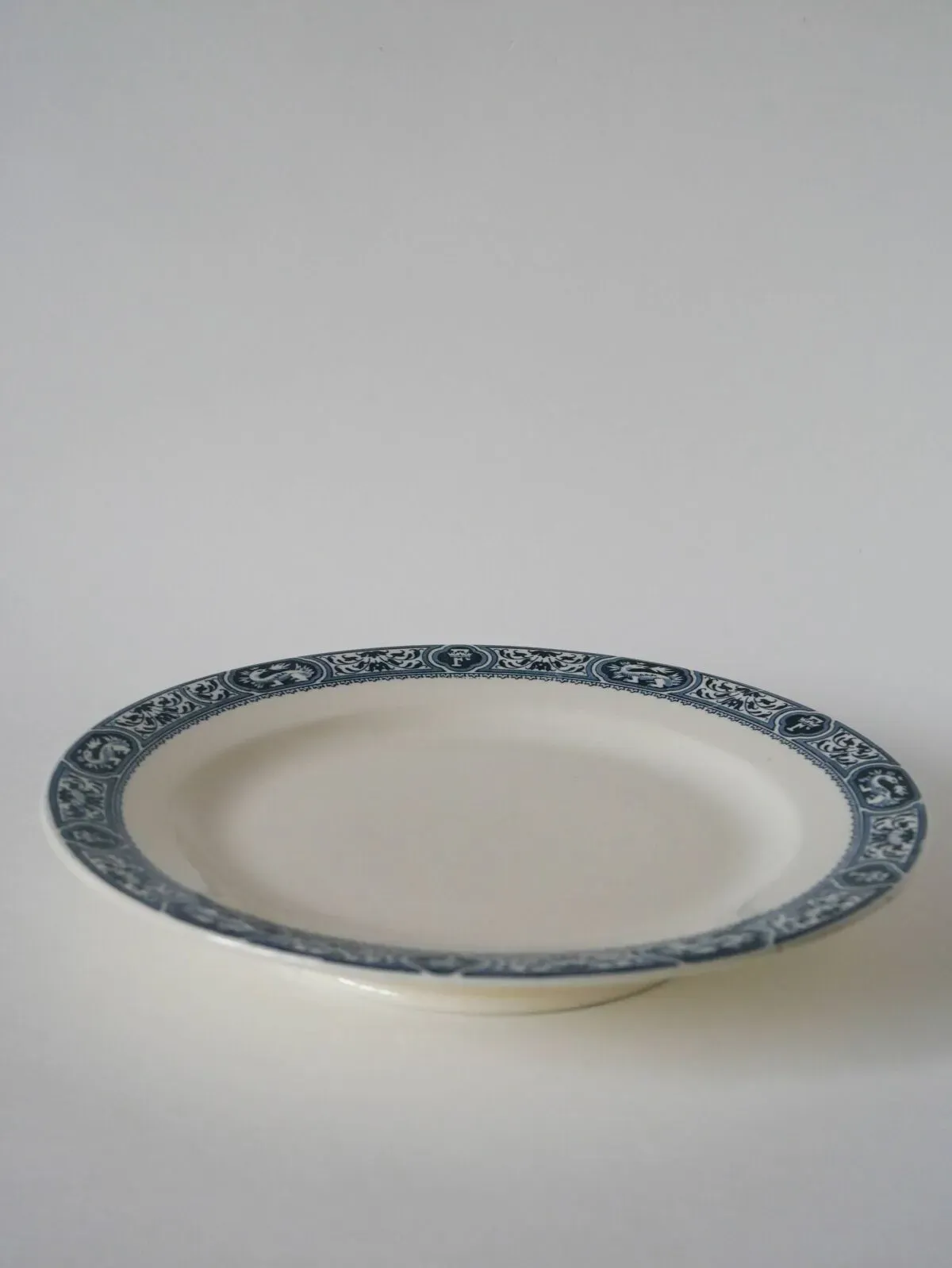 Illustration numéro 5 du produit Plat sur piédouche en terre de fer modèle salins modèle françois 1er xixème