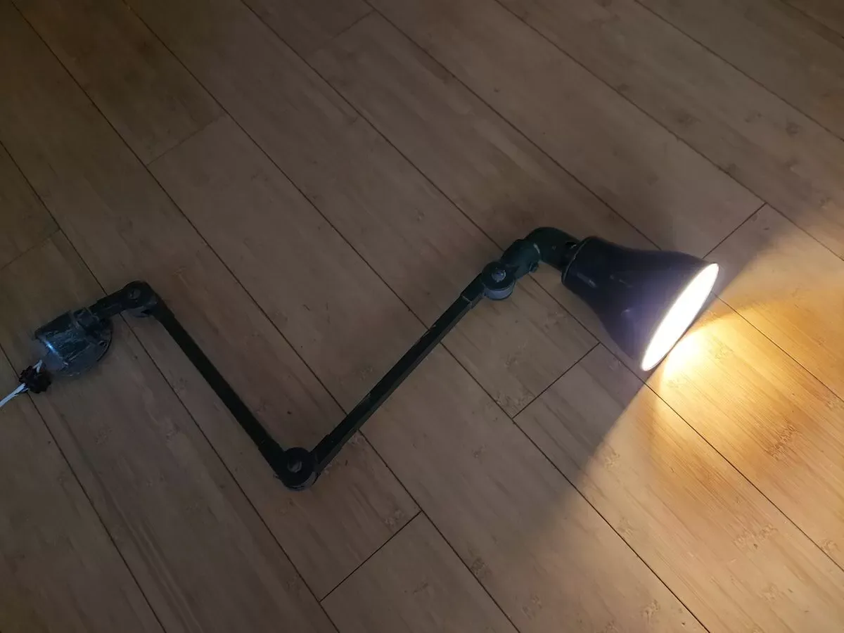 Illustration numéro 5 du produit Lampe articulée industrielle des années 40'S Invisaflex