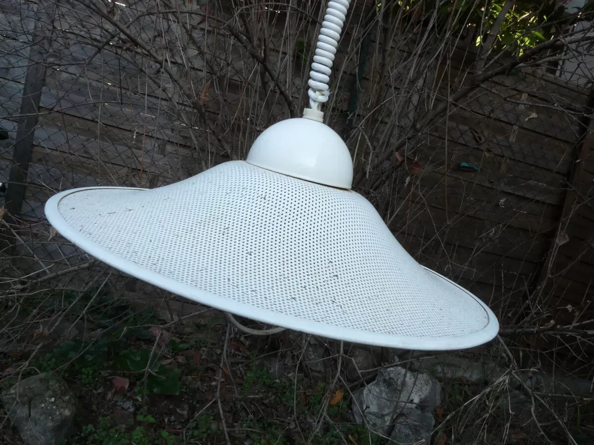 Illustration numéro 5 du produit Lustre en tôle perforée blanc