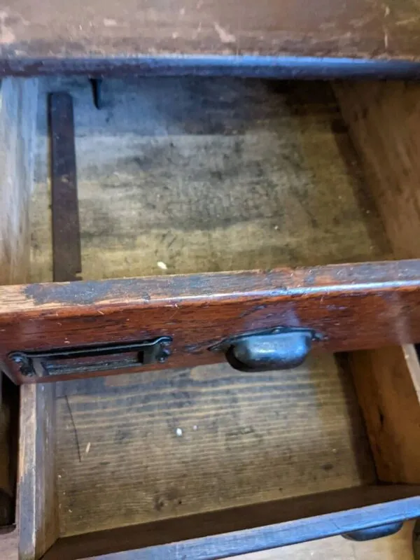 Illustration numéro 5 du produit Meuble apothicaire vintage – Petit meuble à tiroirs en bois – Style in