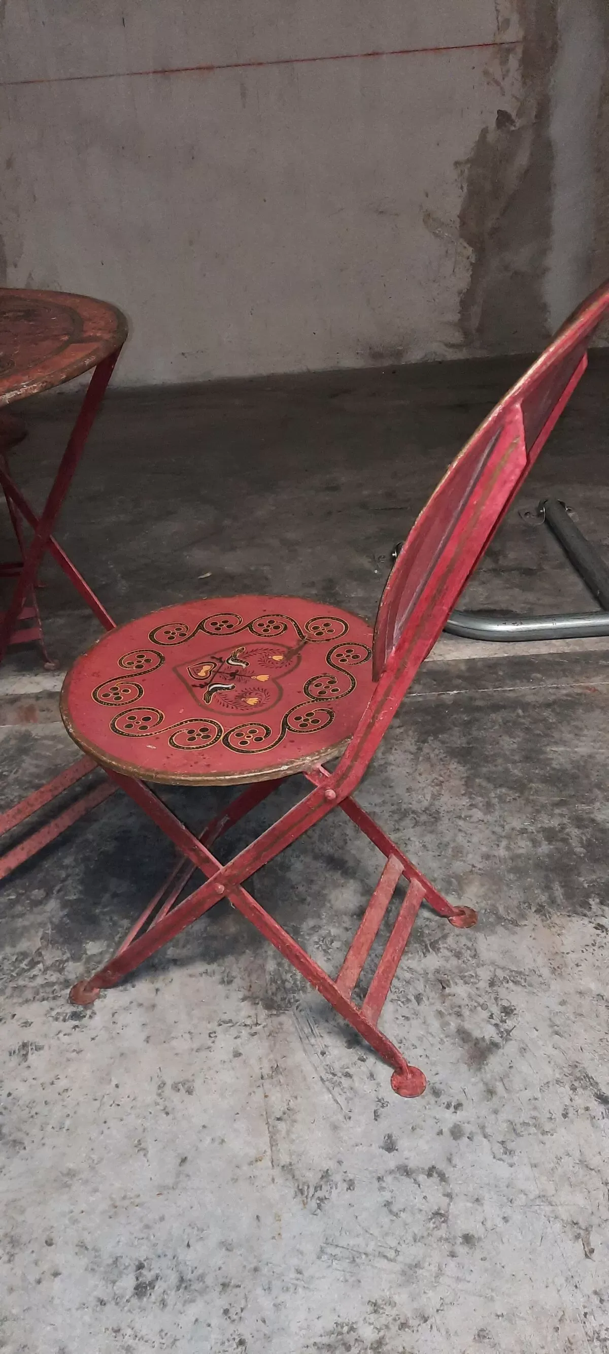 Illustration numéro 5 du produit Table et chaises en tôle