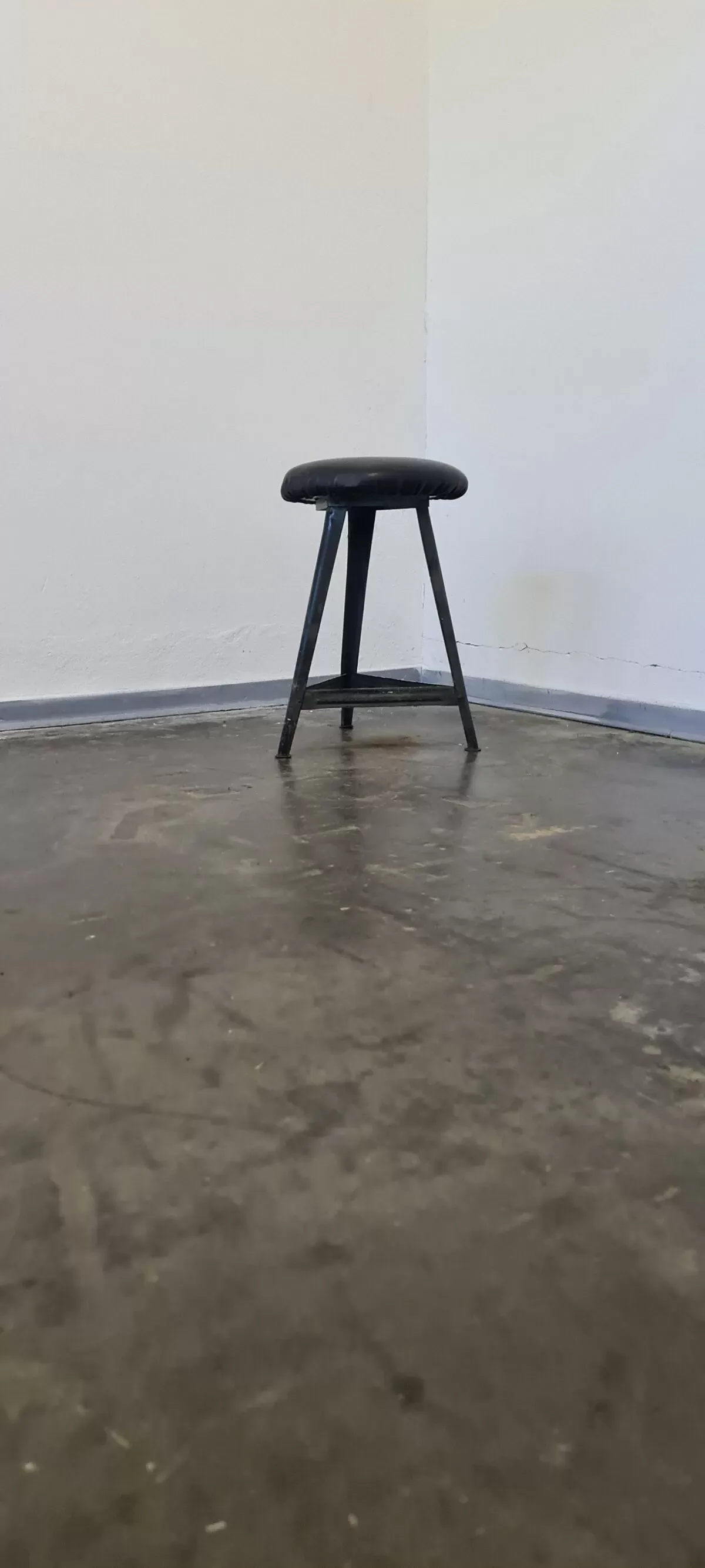 Illustration numéro 5 du produit Tabouret industriel en métal vintage