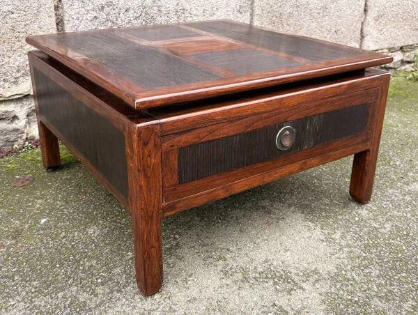 Illustration numéro 5 du produit Table basse en bois massif et rotin de style colonial, années 70