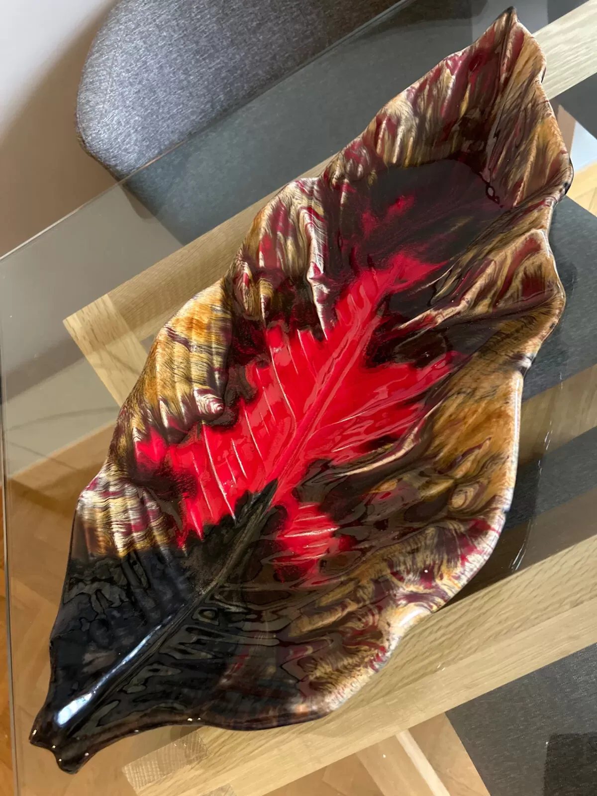 Illustration numéro 5 du produit Large plateau en céramique barbotine feuille