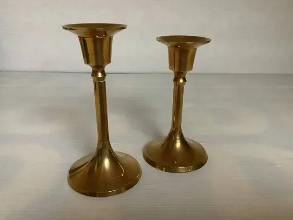 Illustration numéro 5 du produit Paire de petits bougeoirs pied tulipe en laiton