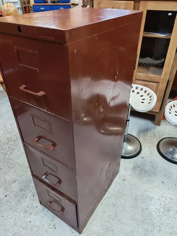 Illustration numéro 5 du produit Classeur de bureau industriel en métal lie-de-vin – 4 tiroirs – Années 50