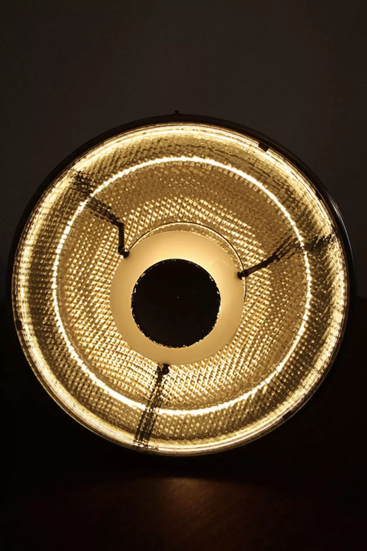 Illustration numéro 5 du produit Lampe Bauhaus en verre mercurisé suspension industrielle chromée.