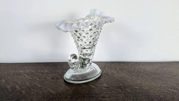Illustration numéro 5 du produit Coupe corne en verre bullé et opaline blanche