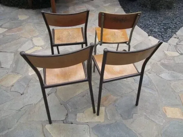 Illustration numéro 5 du produit Lot de 4 chaises d'école anciennes