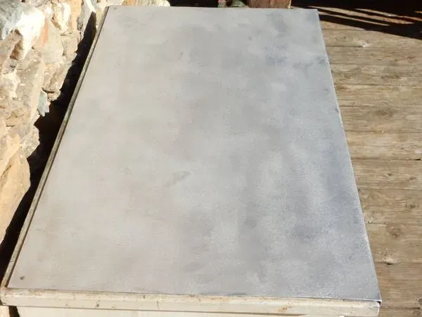 Illustration numéro 5 du produit Ancien petit meuble d'atelier / de métier - Buffet en sapin et plateau zinc