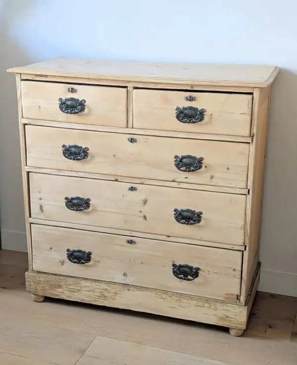 Illustration numéro 5 du produit Commode anglaise antique en pin massif