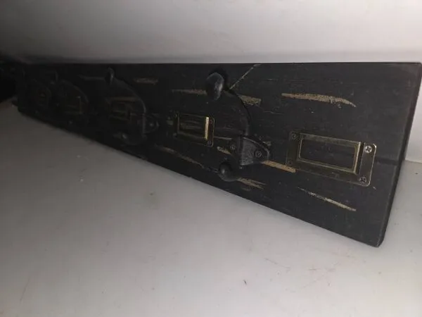 Illustration numéro 5 du produit Porte manteaux d'écolier avec étiquettes en bois patiné noir 0