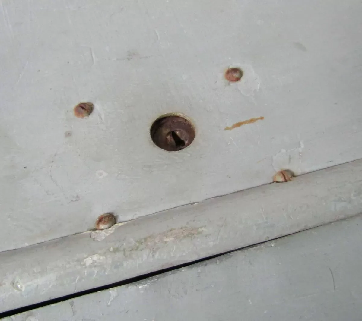 Illustration numéro 5 du produit Meuble industriel en métal riveté vintage