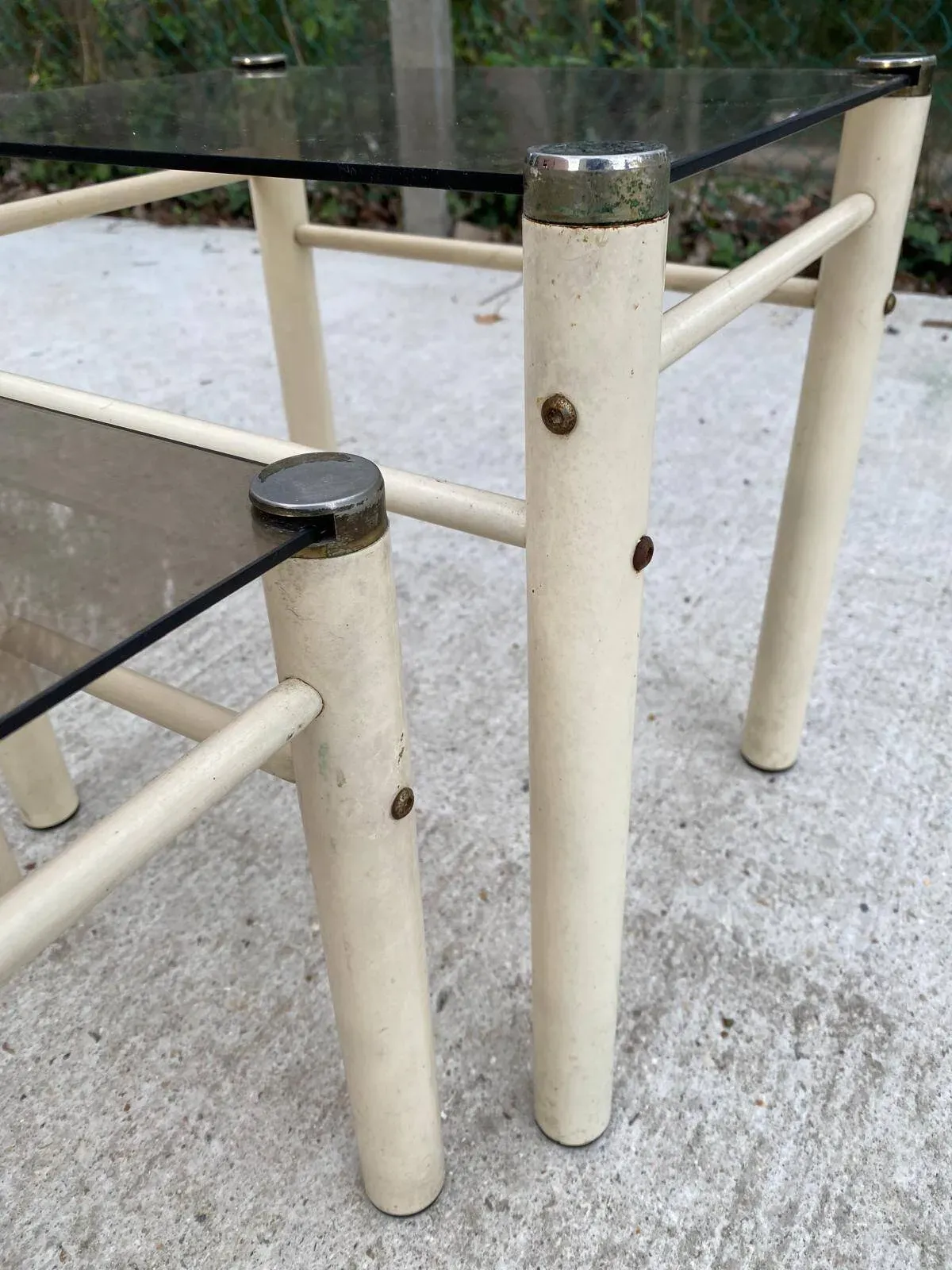 Illustration numéro 5 du produit 2 tables basses gigognes industrielles beige en verre Yves Boutboul 1970