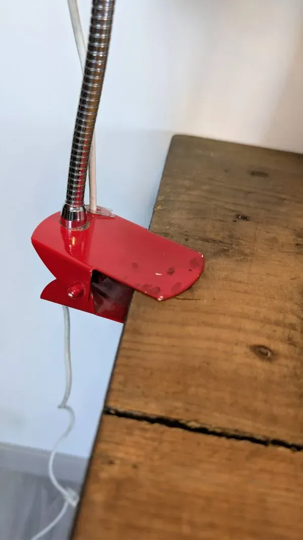Illustration numéro 5 du produit Lampe vintage à pince rouge – Design industriel années 70