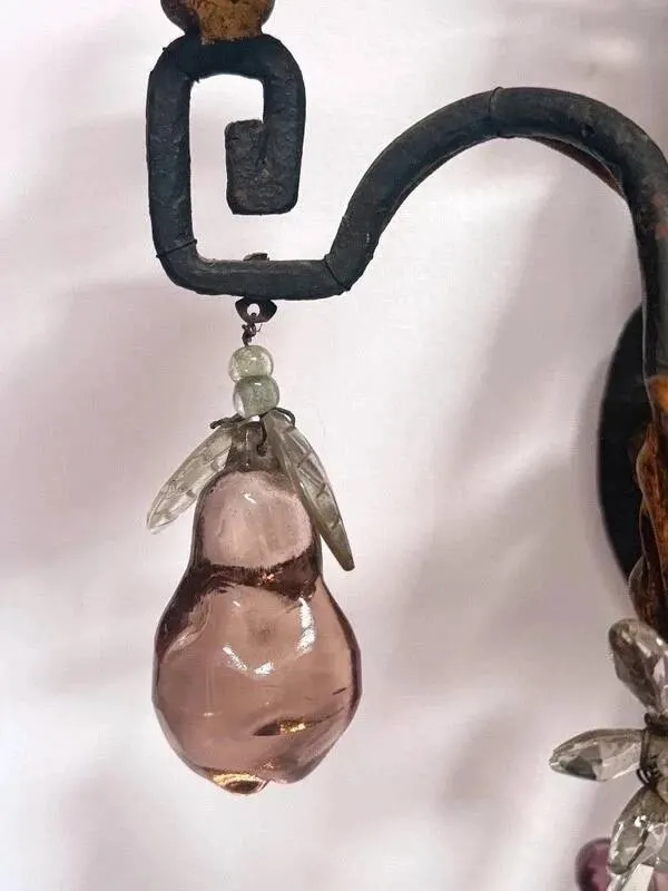 Illustration numéro 5 du produit Maison Baguès, paire d'appliques en fer forgé et tôle dorée, pampilles en cristal