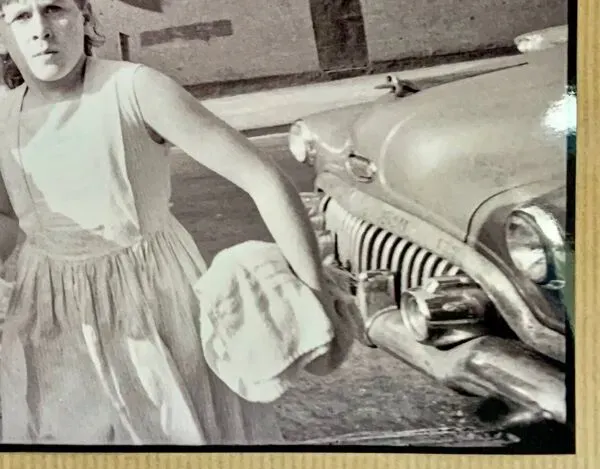 Illustration numéro 5 du produit Angelo Rizzuto, ''Deux filles à côté d'une alarme incendie'', Manhattan, 1964