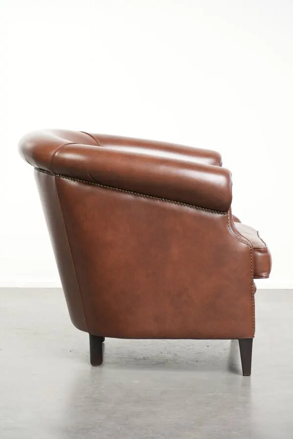 Illustration numéro 5 du produit Fauteuil club en cuir de vache couleur cognac confortable dans le style anglais.