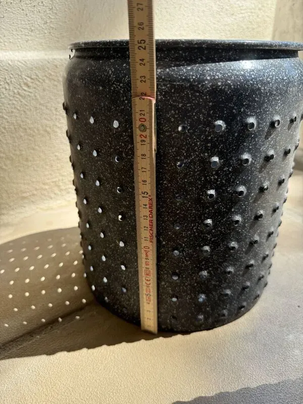 Illustration numéro 5 du produit Cache-pot vintage en tôle émaillée perforée, 1950