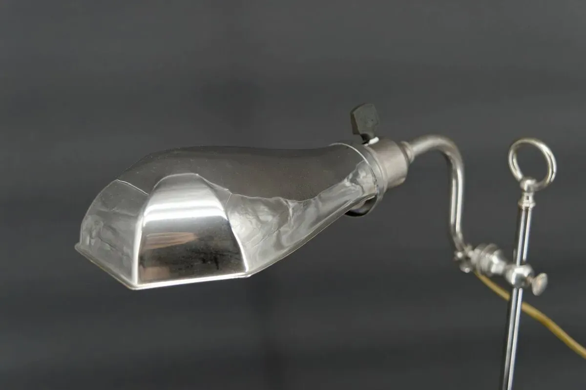 Illustration numéro 5 du produit Lampe d'atelier en aluminium et nickel, ajustable avec système monte-baisse, France, circa 1900