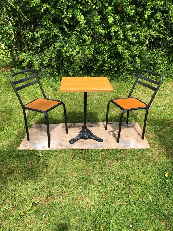 Illustration numéro 5 du produit Table chaises bistrot.