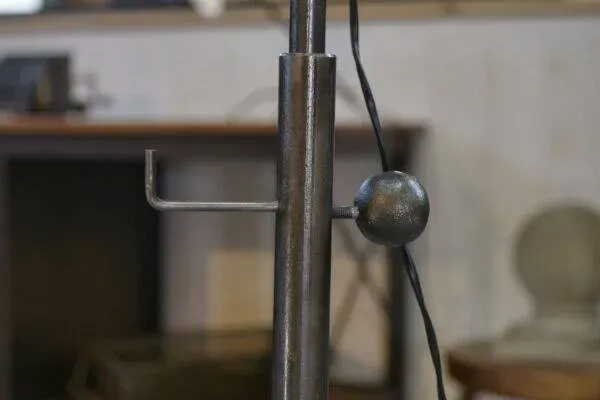 Illustration numéro 5 du produit Lampadaire projecteur d’atelier industriel réglable en métal 1950’s