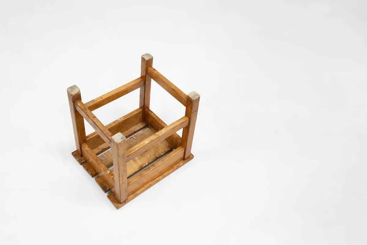 Illustration numéro 5 du produit Tabouret industriel brutaliste en bois, Belgique vers 1920