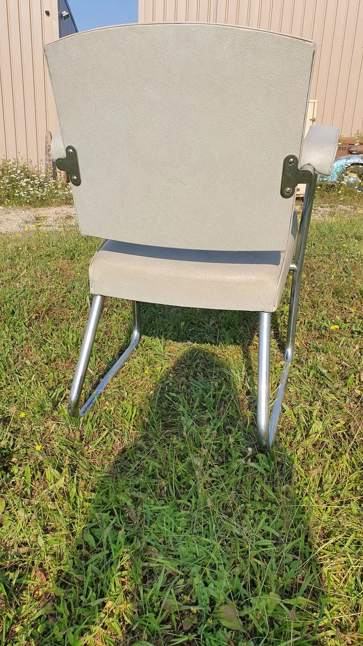 Illustration numéro 5 du produit Fauteuil gris usure skai voir photo ossature tubulaire pieds traineaux.