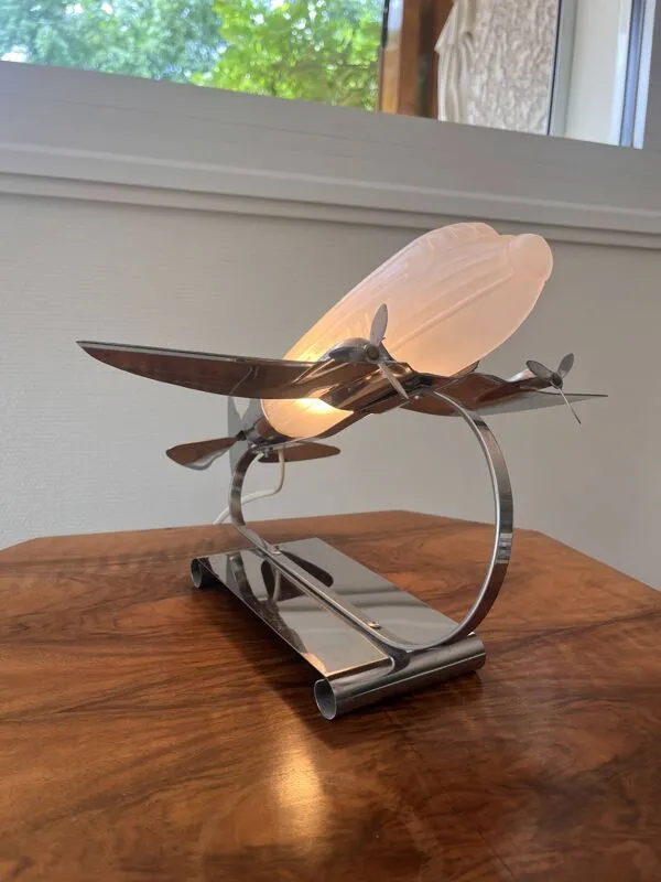 Illustration numéro 5 du produit Lampe avion vintage art déco chrome et verre opalin
