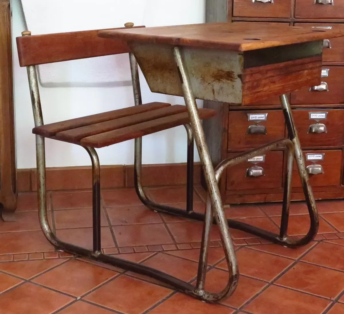 Illustration numéro 5 du produit Bureau d'écolier en chêne et métal style industriel