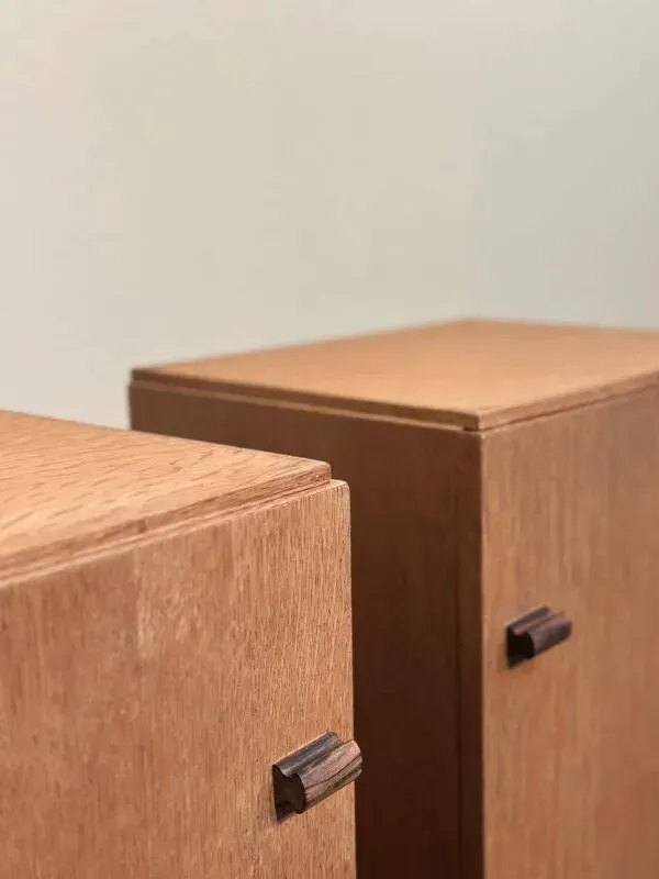 Illustration numéro 5 du produit Paire de tables de nuit Art Déco néerlandaises École d'Amsterdam