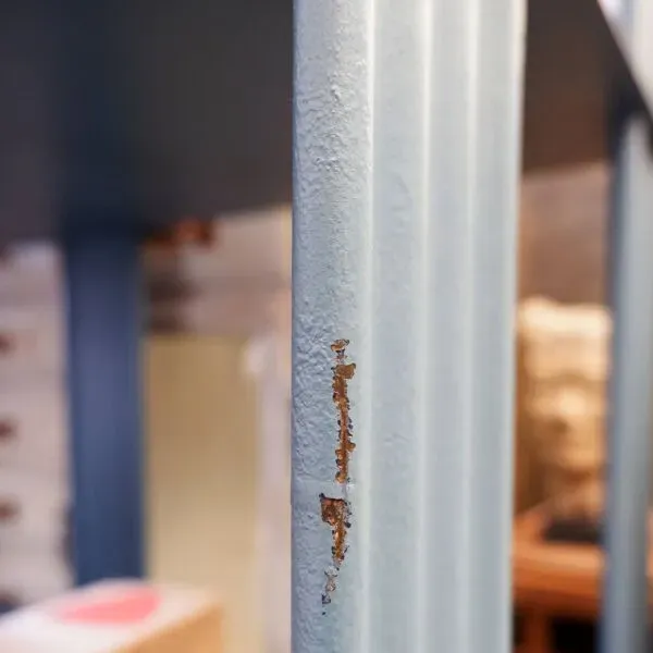 Illustration numéro 5 du produit Étagère industrielle en métal peint Strafor  -  XXe siècle