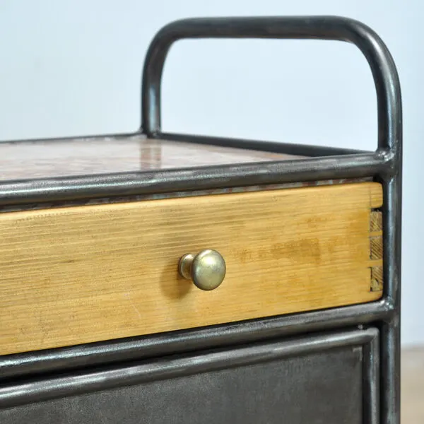 Illustration numéro 5 du produit Table de chevet avec plateau en marbre, vers 1920