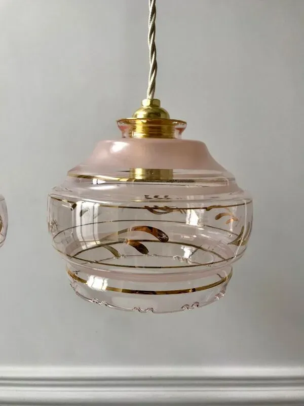 Illustration numéro 5 du produit Paire de suspensions en verre rose et liseré doré années 50-60