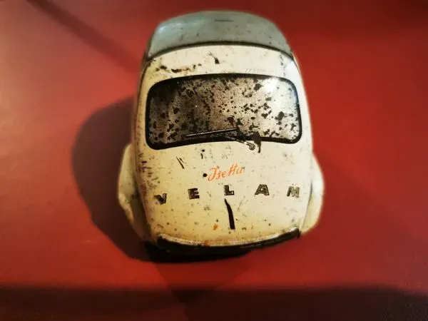 Illustration numéro 5 du produit Petite voiture ancienne, isetta velam, gaspard et gaubier