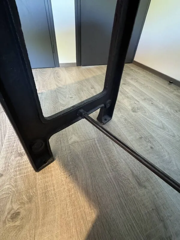 Illustration numéro 5 du produit Table de style industrielle avec plateau en acajou