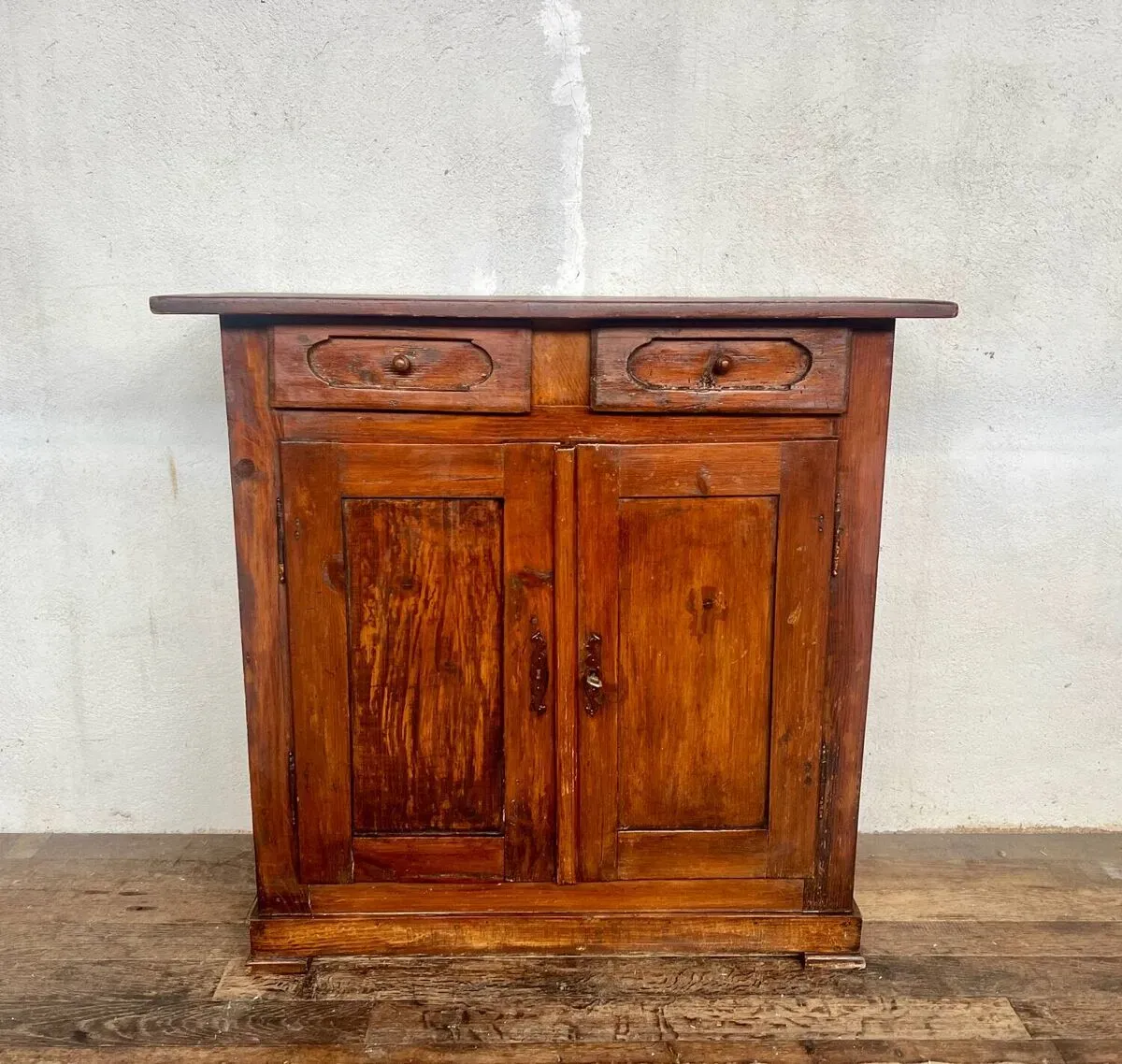 Illustration numéro 5 du produit Buffet parisien vintage en bois massif