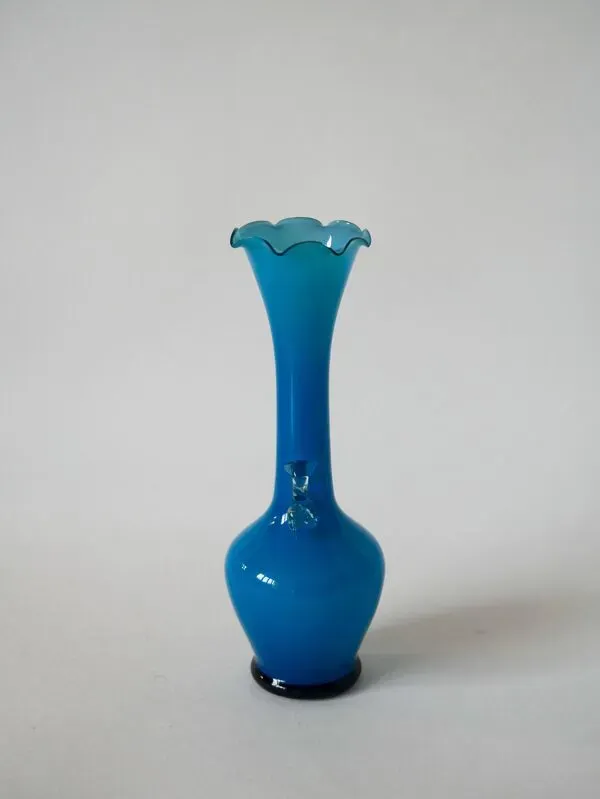 Illustration numéro 5 du produit Vase en opaline bleu ciel dentelée et petites anses, design 1960