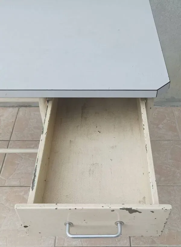 Illustration numéro 5 du produit Table industrielle de métier haute métal et formica