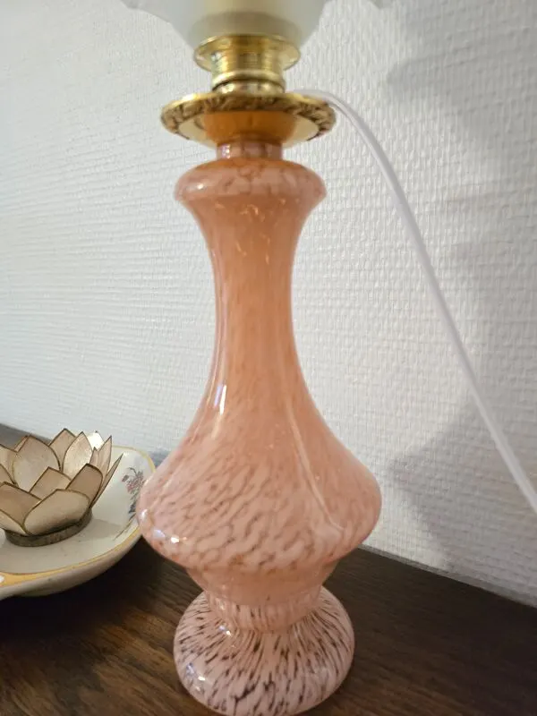Illustration numéro 5 du produit lampe de table en pâte de verre rose de Clichy, très b