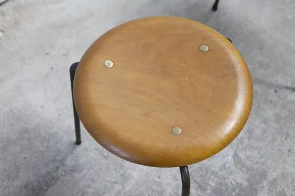 Illustration numéro 5 du produit Ensemble de 3, tabouret à trois pieds Dot Arne Jacobsen par Fritz Hansen, années 1960.