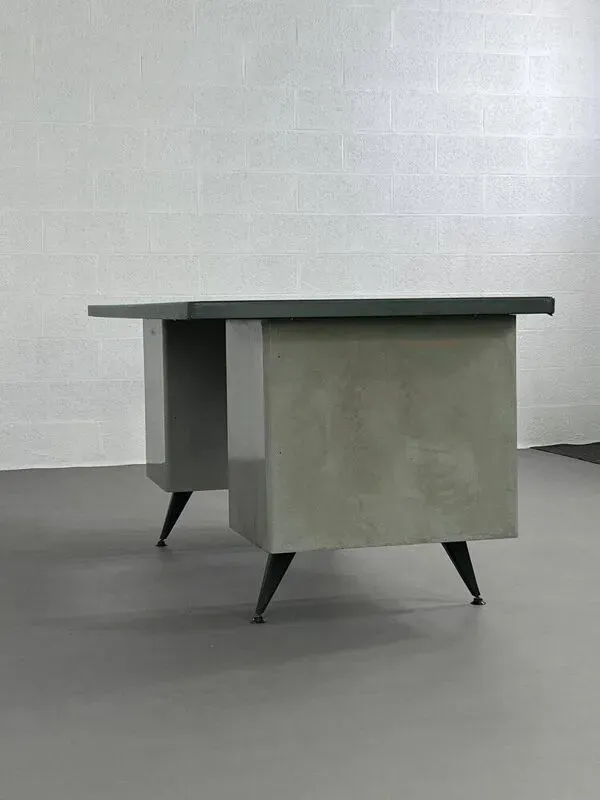 Illustration numéro 5 du produit Bureau en Métal de Behin, 1950s