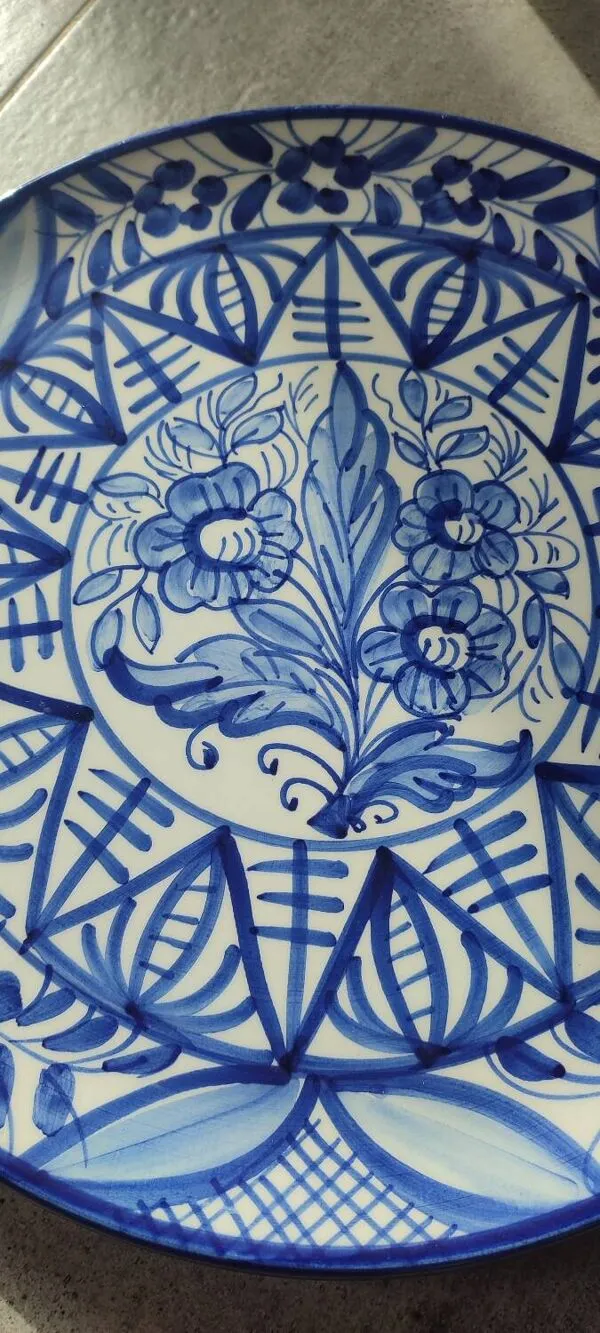 Illustration numéro 5 du produit Grand plat mural en majolique signé Enrique Crespo , Artesania années