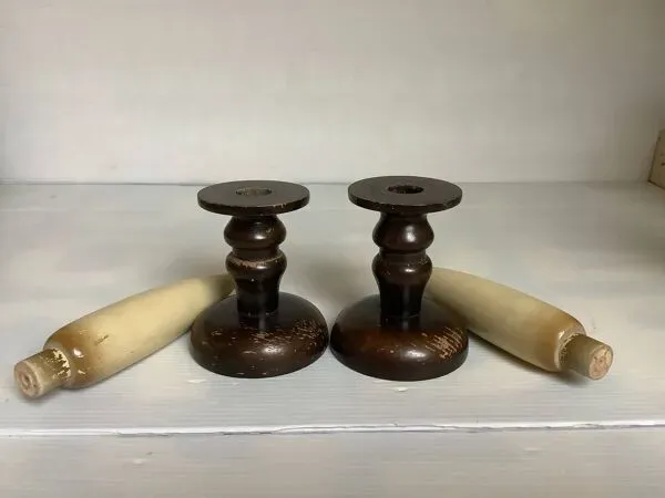 Illustration numéro 5 du produit Paire de bougeoirs en bois fausses bougies en bois