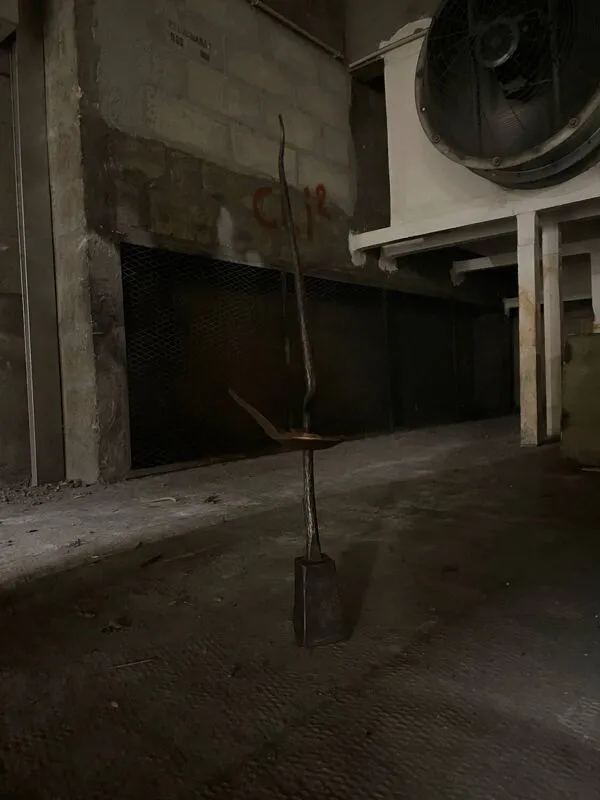 Illustration numéro 5 du produit Sculpture en métal frappé et cuivre signée