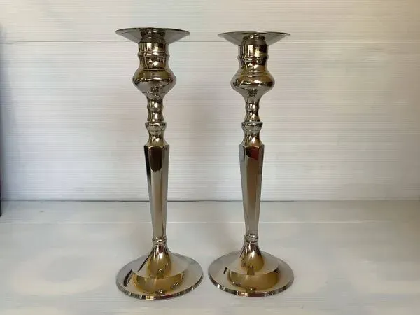 Illustration numéro 5 du produit Paire de grands bougeoirs à facettes argentés