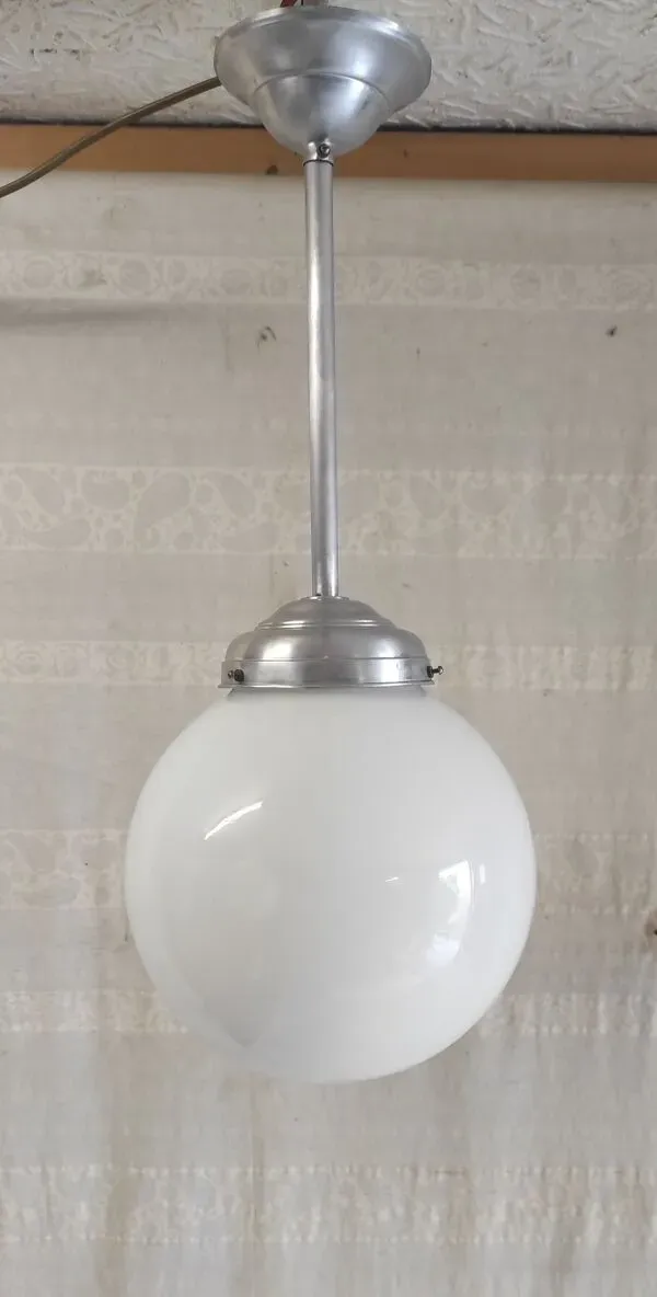 Illustration numéro 5 du produit Suspension style Bauhaus globe en opaline XL, mid. XXeme