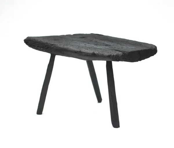 Illustration numéro 5 du produit Table basse brutaliste tripode